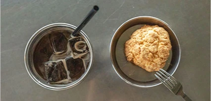 양은 그릇에 담긴 아이스 아메리카노와 먹음직스러운 스콘이 놓인 카페 테이블