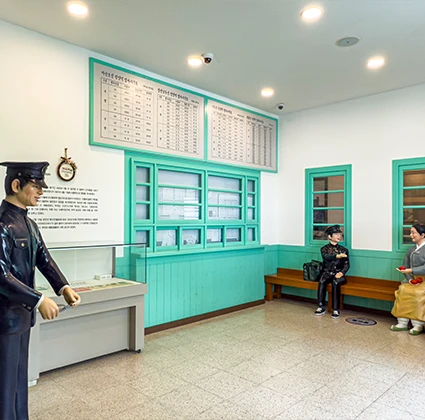 옛 진영역 대합실을 재현해 역무원과 승객 모형, 운임표를 배치한 전시 공간