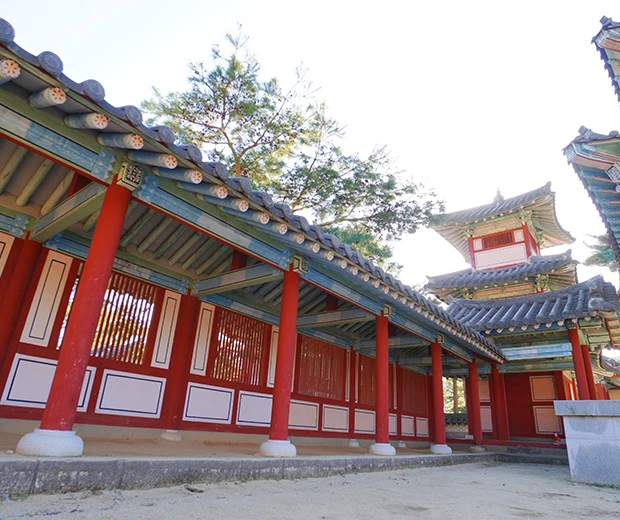 단청을 입힌 붉은 기둥의 백제 왕궁 회랑과 그 너머 솟은 누각이 보이는 서동요 세트
