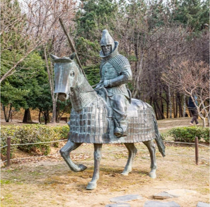 갑옷을 두른 무사가 무장한 말을 탄 봉황동유적의 청동 기마인물상