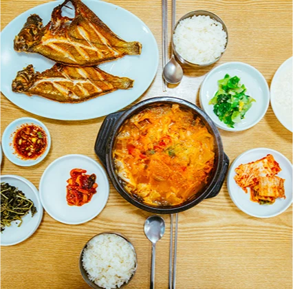 노릇하게 구운 가자미와 얼큰한 곰치국, 흰쌀밥과 여러 밑반찬이 정갈하게 차려진 한 상