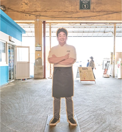 1번 게이트 아래 팔짱을 낀 백종원 대표 실물 크기 입간판