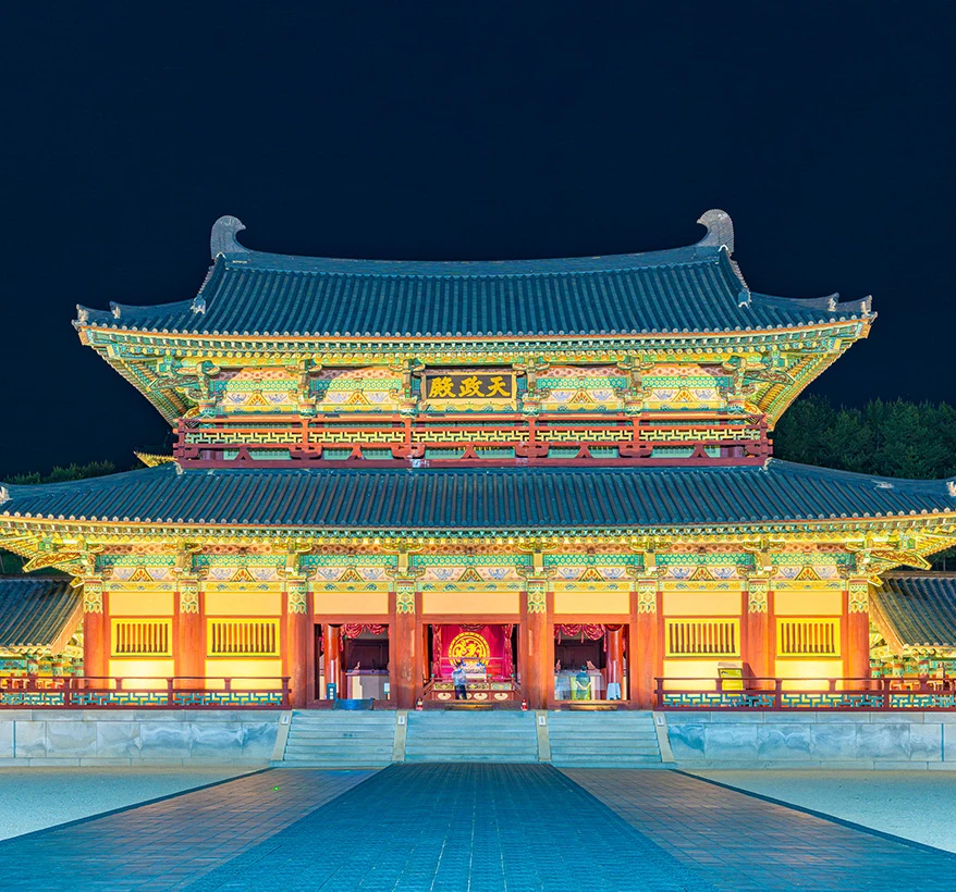 조명에 환히 밝혀진 사비궁 전각이 앞쪽 물에 비치는 화려한 밤 풍경