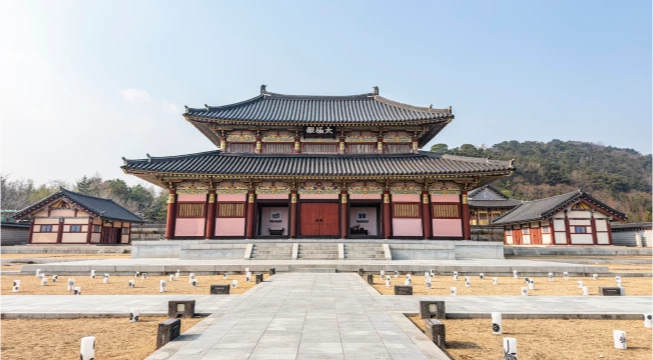 가야테마파크에 웅장하게 재현된 가야 왕궁 기와 건물의 정면 모습