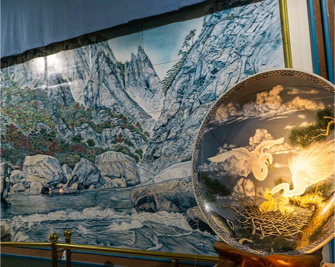 설악산 바위 풍경을 담은 거대한 도자기 벽화와 백로가 그려진 둥근 도자 접시