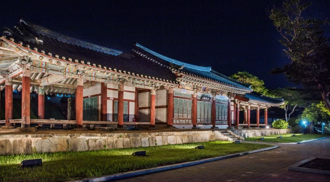 조명을 밝힌 단청 기와집이 어둠 속에 나란히 길게 늘어선 부여 향교의 밤 풍경
