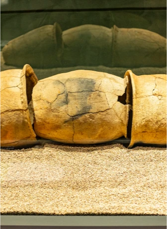 대성동 고분 박물관에 전시된 항아리를 이어 만든 옹관묘 토기