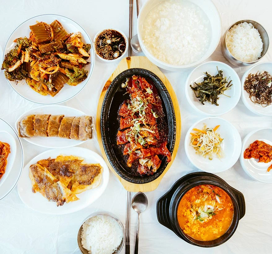 보글거리는 순두부찌개를 중심으로 두부 요리와 여러 나물 반찬, 흰쌀밥이 한 상 가득 차려진 옥란정식