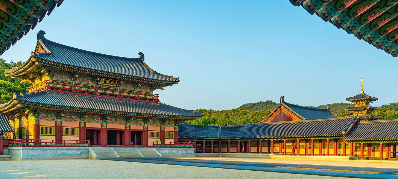 한적한 사비궁 마당과 좌우로 늘어선 단청 전각들이 여유롭게 펼쳐진 전경