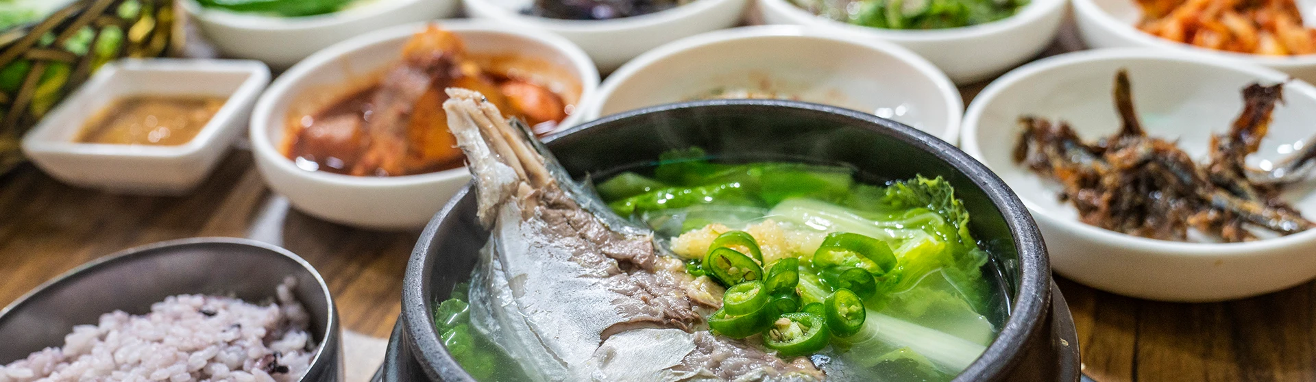 김이 오르는 뚝배기에 갈치 토막과 배추, 청양고추를 넣고 끓인 갈칫국과 흑미밥, 여러 밑반찬