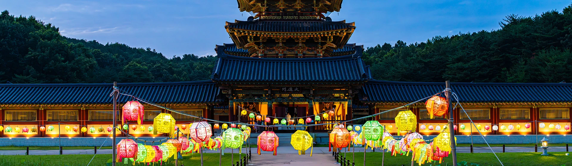 백제문화단지 야간개장, 능사 목탑 앞 계단을 가득 채운 색색의 연등이 불을 밝힌 푸른 밤 풍경