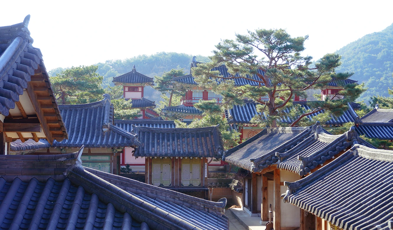 서동요 테마파크의 백제 양식 기와 건물들이 산자락 아래 층층이 들어선 가을 풍경