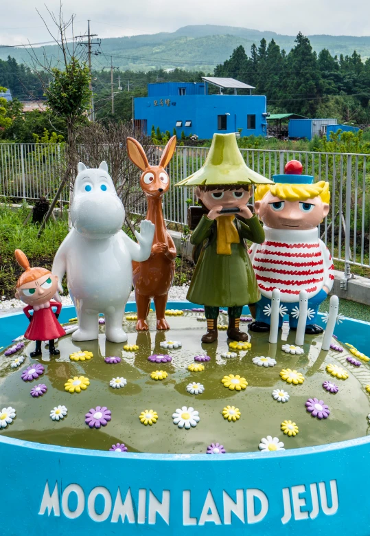 무민 랜드 제주 야외에 설치된 무민과 친구들 캐릭터 조형물과 꽃으로 장식한 받침