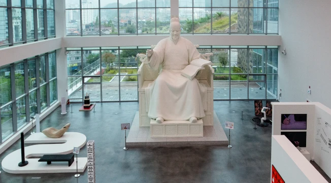 유리 외벽의 김해시립김영원미술관 건물 전경, 한쪽에 알록달록한 대형 LED 전광판이 설치된 모습