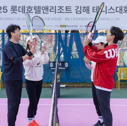 네트를 사이에 두고 양 팀 선수들이 라켓을 들어 올리며 경기 전 인사를 나누는 모습