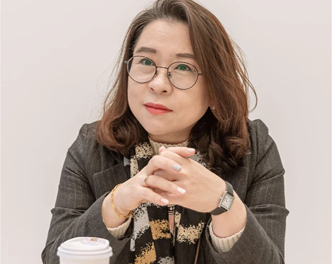 안경을 쓴 백제에서 놀자 정여주 대표가 손을 모은 채 차분히 인터뷰에 응하는 모습