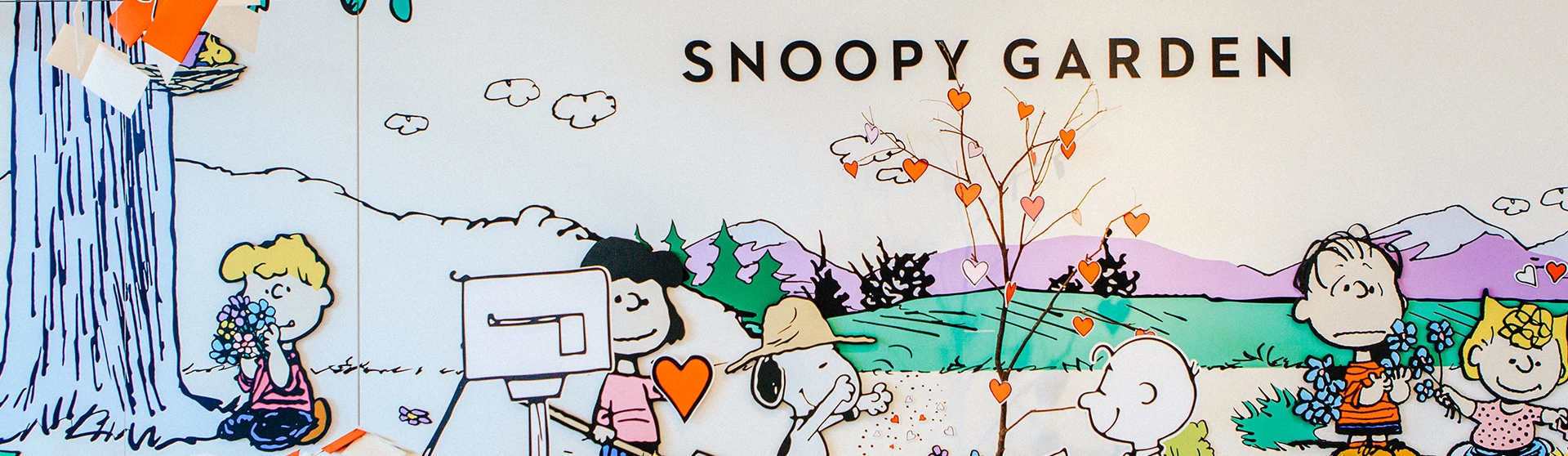 스누피와 찰리 브라운, 친구들을 그린 벽화와 SNOOPY GARDEN 글자가 적힌 스누피가든 입구 벽면