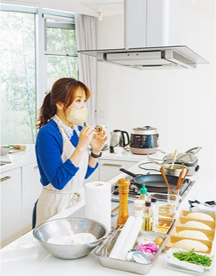 밝은 주방에서 앞치마를 두른 베지근연구소 김진경 소장이 재료를 살피는 모습
