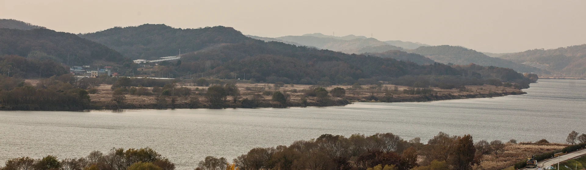야트막한 산자락 아래 금강이 넓게 굽이쳐 흐르고 강변에 마른 갈대밭이 펼쳐진 강경 포구 일대의 풍경