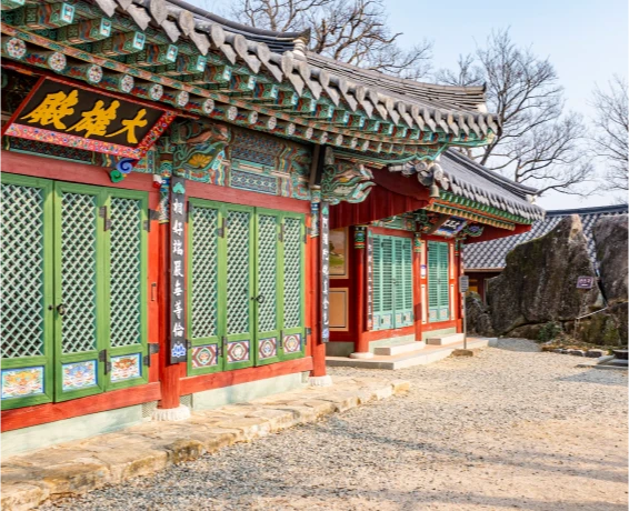 단청을 입힌 기와 전각에 현판이 걸린 해은사 대왕전