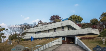 비스듬한 계단식 콘크리트 외관이 인상적인 옥녀봉 침례교 기념관 건물과 진입로