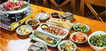 연잎밥과 생선구이, 버섯 전골에 여러 밑반찬을 곁들인 푸짐한 백련 정식 한상차림