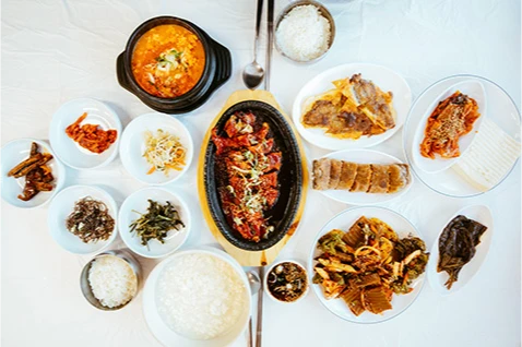 뚝배기 순두부찌개와 불고기, 여러 나물 반찬과 공깃밥이 둥글게 차려진 옥란정식 한 상차림