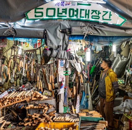 50년 역사를 알리는 간판을 단 대장간 점포에 각종 농기구와 연장이 빼곡히 걸린 모습