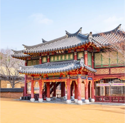 가야테마파크에 재현된 화려한 단청의 누각형 가야 건물