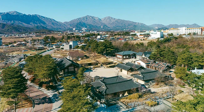 설악산 능선을 배경으로 한옥과 마을이 내려다보이는 속초시립박물관 전망