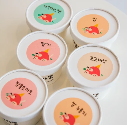 사인머스캣·밤·딸기·표고버섯 등 맛 이름과 당근 캐릭터 라벨이 붙은 젤라또 포장 컵들