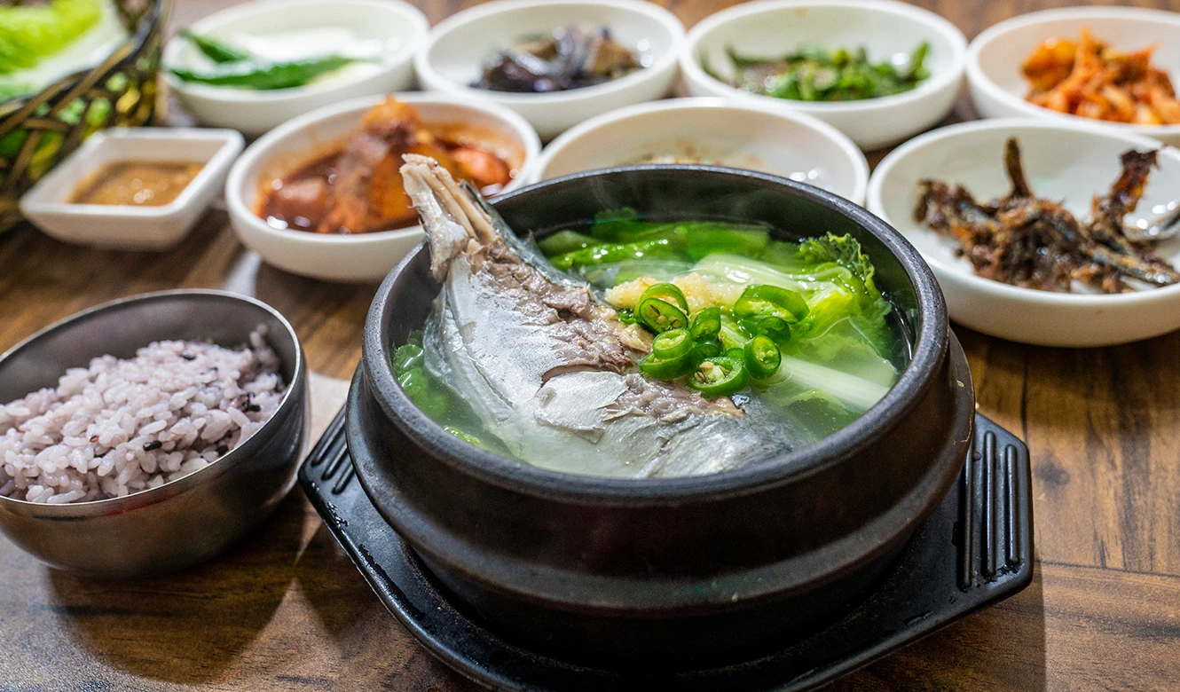 돌솥에 전갱이와 배추, 청고추를 넣고 끓인 각재기국과 흑미밥, 둘러놓은 여러 밑반찬