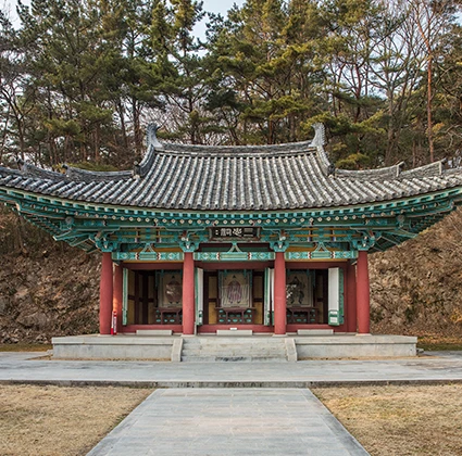 소나무 숲을 배경으로 단청을 입힌 팔작지붕 누각이 단정하게 서 있는 부소산성의 정자