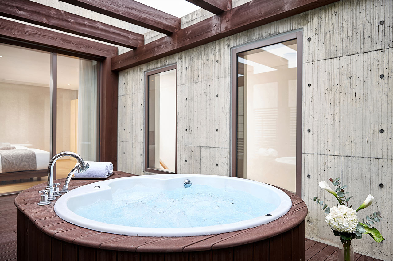 Jeju Art Villas DA Group - A two-story structure suitable for accommodating up to 6 guests, connecting two spaces of varying heights to experience the embrace of Jeju's pristine nature.