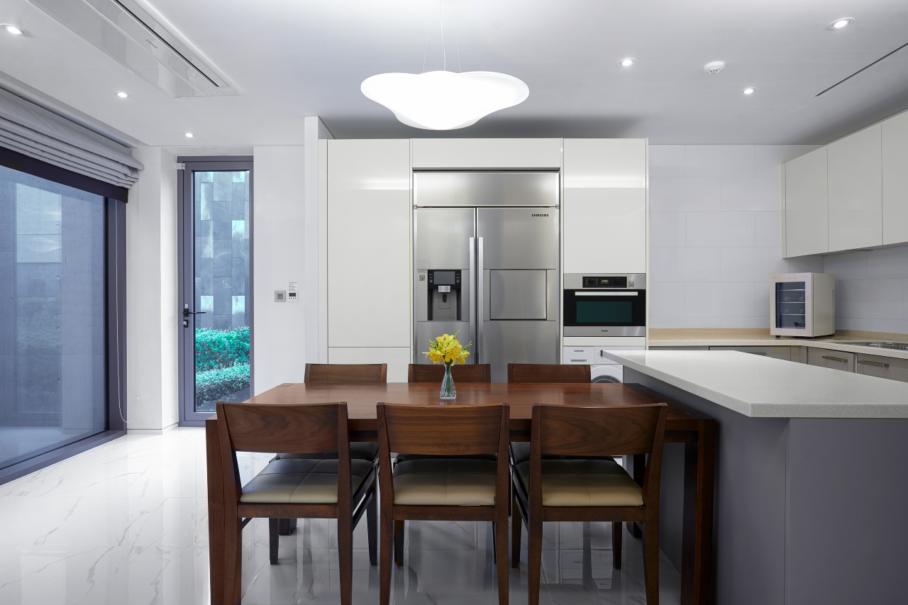 Jeju Art Villas DA Group - A two-story structure suitable for accommodating up to 6 guests, connecting two spaces of varying heights to experience the embrace of Jeju's pristine nature.