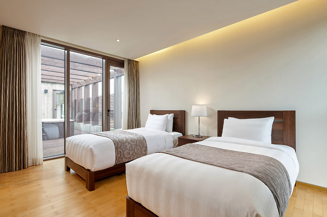Jeju Art Villas DA Group - A two-story structure suitable for accommodating up to 6 guests, connecting two spaces of varying heights to experience the embrace of Jeju's pristine nature.