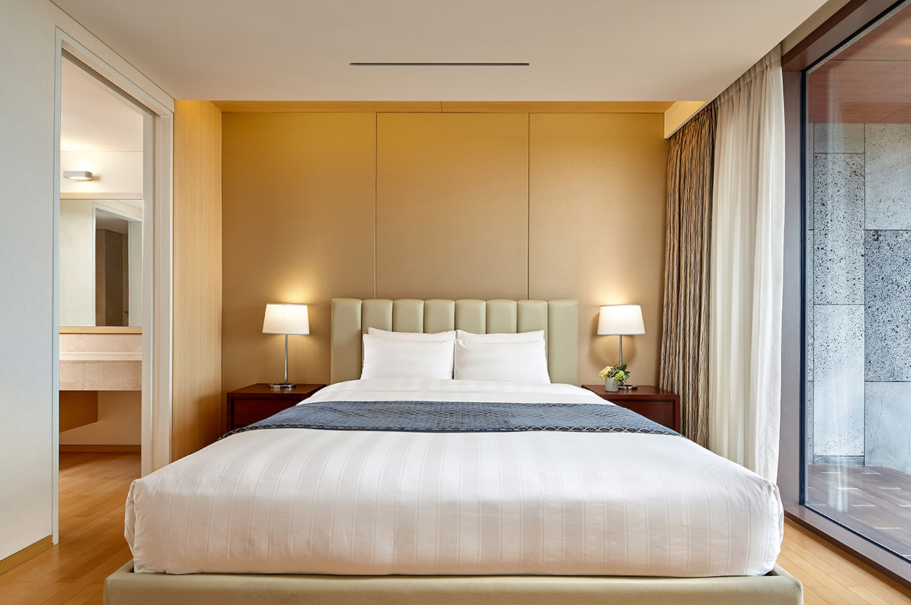 Jeju Art Villas DA Group - A two-story structure suitable for accommodating up to 6 guests, connecting two spaces of varying heights to experience the embrace of Jeju's pristine nature.