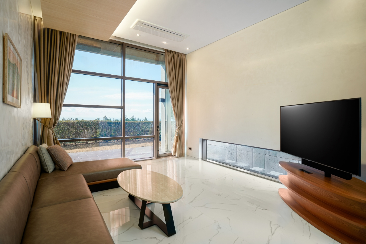 Jeju Art Villas DA Group - A two-story structure suitable for accommodating up to 6 guests, connecting two spaces of varying heights to experience the embrace of Jeju's pristine nature.