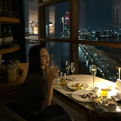 야경을 보며 식사하는 여성