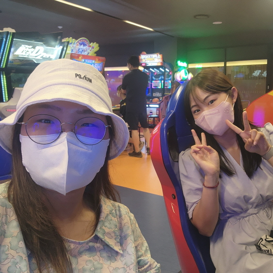 마스크를 착용하고 셀카를 찍는 두 여성