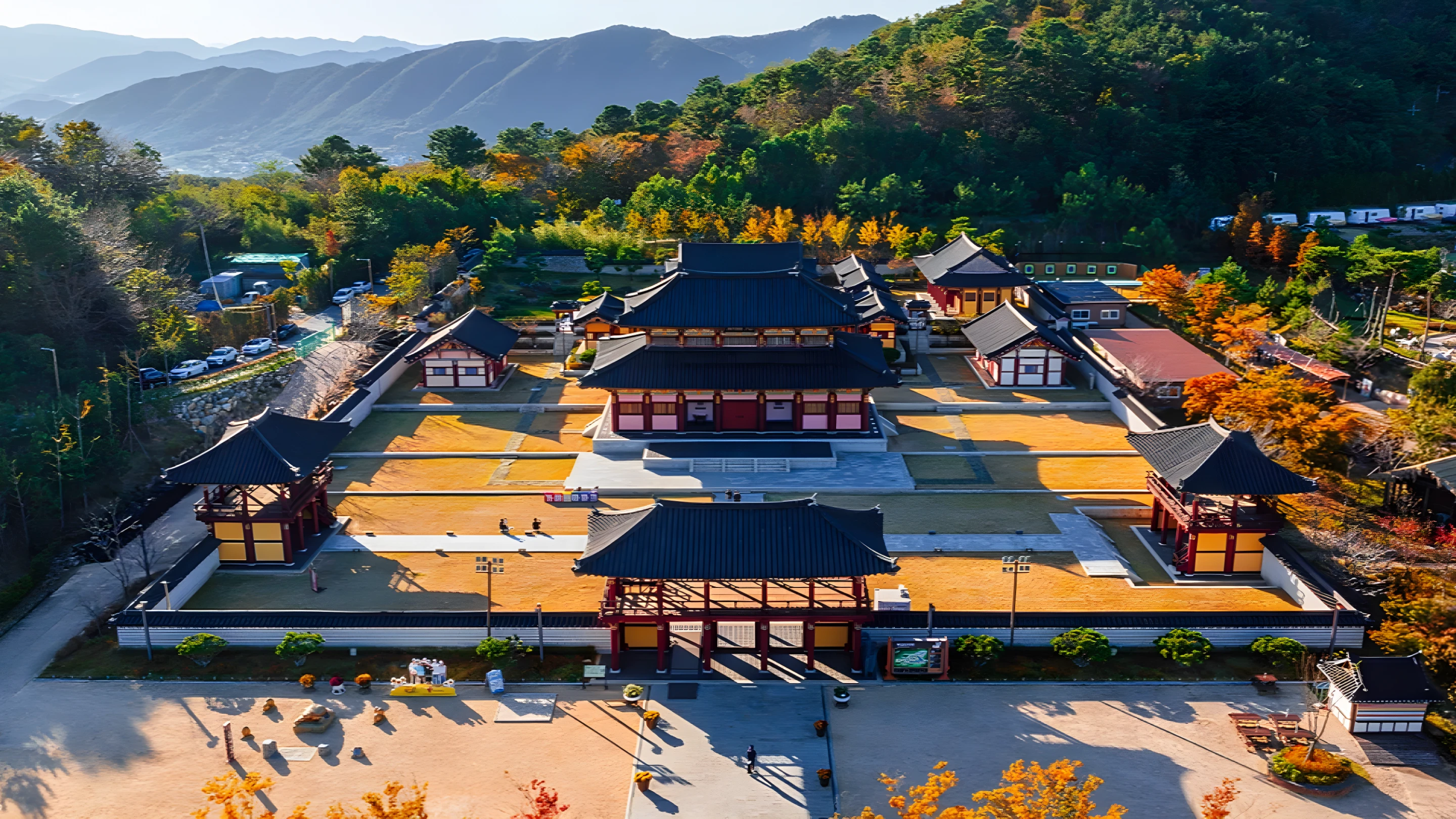 멀리 보이는 가을 배경 속 궁궐 이미지